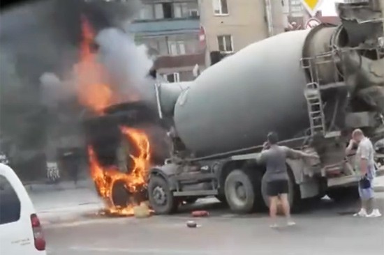 Сгорела бетономешалка в Ростове [Видео]