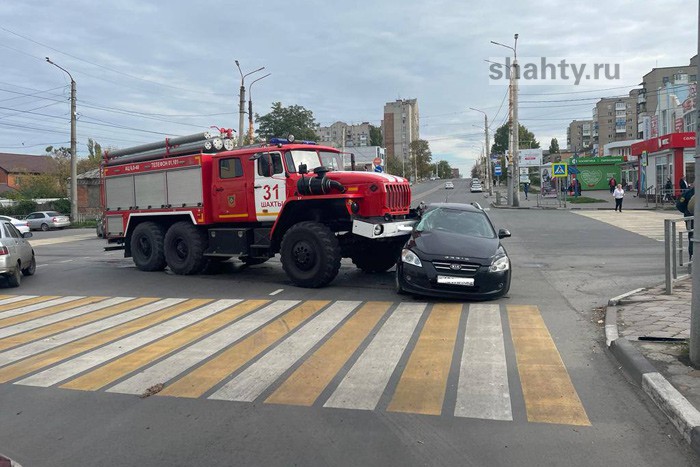 В Шахтах пожарная машина протаранила иномарку на улице Советской: подробности