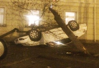 Врезалась в дерево и перевернулась иномарка в Ростове [Фото]