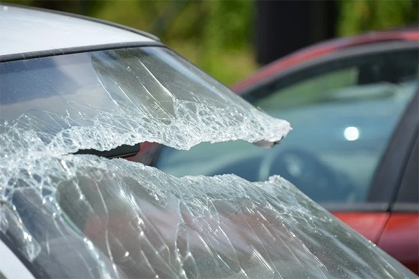 В ходе конфликта парень разбил стекла Nissan Almera