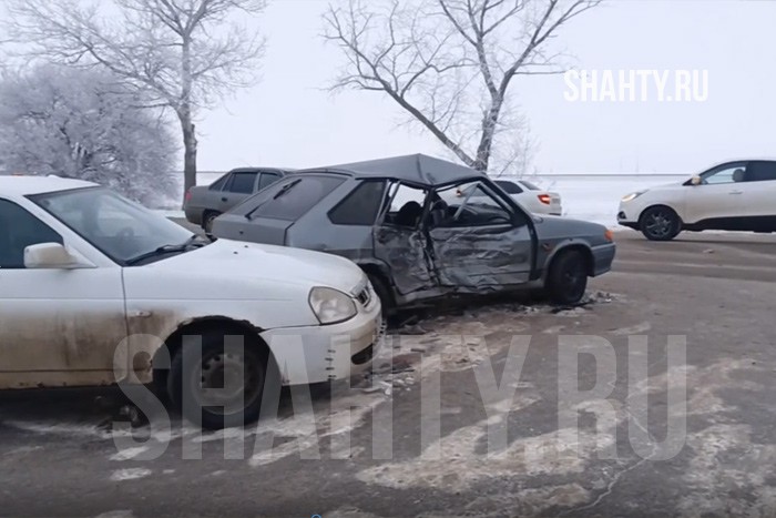 Погиб пассажир в тройном ДТП в Чалтыре в Ростовской области