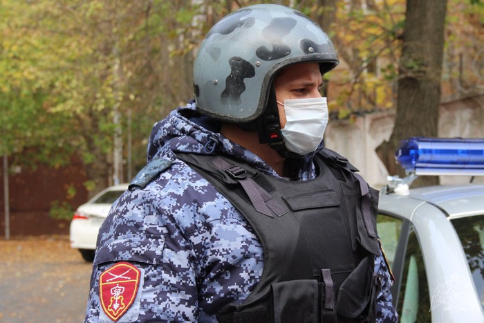 В Шахтах дебоширы оскорбляли людей в баре и гостинице
