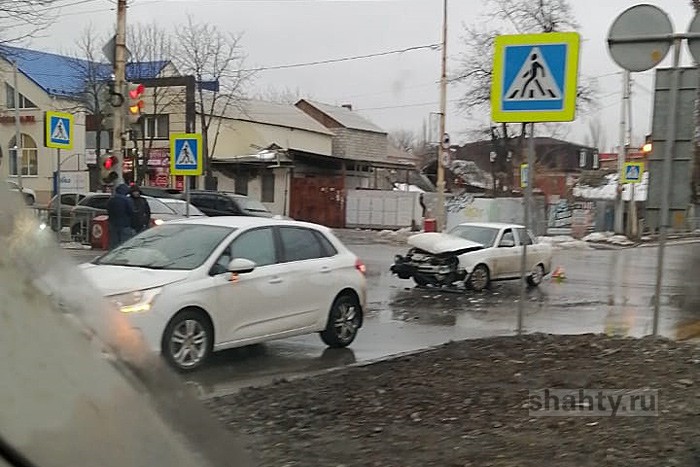 В Шахтах произошло ДТП на перекрестке Советской и Комиссаровского