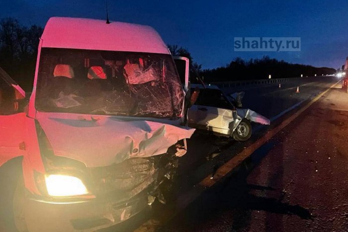 Под Шахтами на трассе М-4 погиб водитель: столкнулись микроавтобус Mercedes и ВАЗ