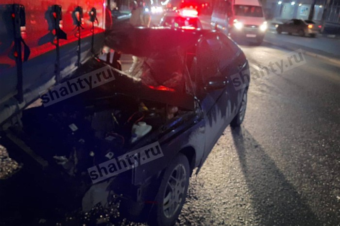 В Шахтах двенадцатая влетела под фуру Scania: пострадали девушка и парень