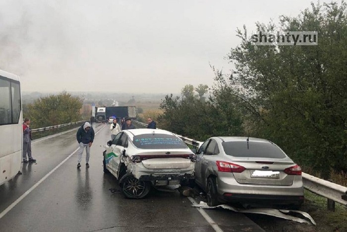 Погиб водитель в ДТП под Шахтами: на подъезде к трассе М-4 «Дон» столкнулись пять автомобилей