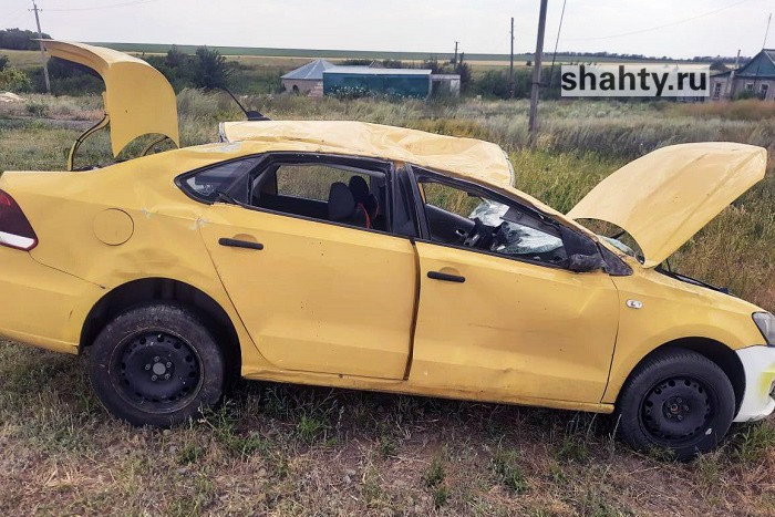 Перевернулся Volkswagen на трассе в Ростовской области: пострадали девушка и 11-летняя девочка