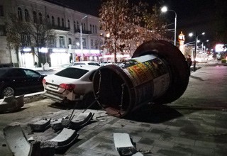 Volkswagen снес рекламную тумбу на тротуаре на Садовой [Фото]