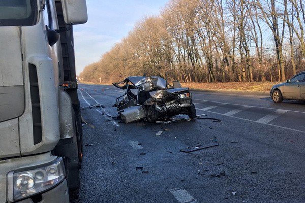 Авто превратилось в металлолом после столкновения с фурой под г. Шахты