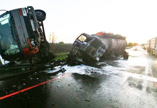 Бензовоз протаранил грузовик на трассе М-4, снес отбойник и загорелся [Видео + фото]