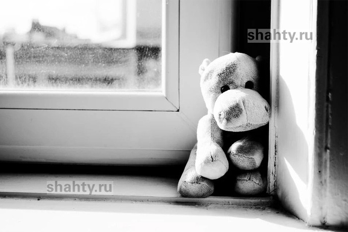 Разбилась 2-летняя девочка, выпав из окна пятиэтажки в Ростовской области