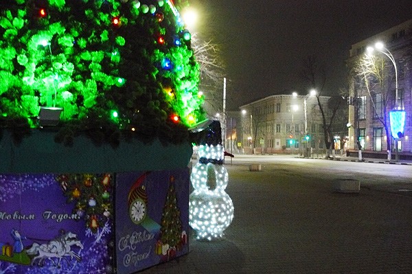 В городе Шахты убрали огромную пластиковую елку
