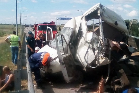 Столкнулись две «Газели» на трассе М-4 — погиб человек, четверо ранены [Фото]