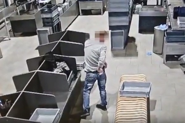 В аэропорту Платов у девушки украли часы за 32 тысячи рублей [Видео]
