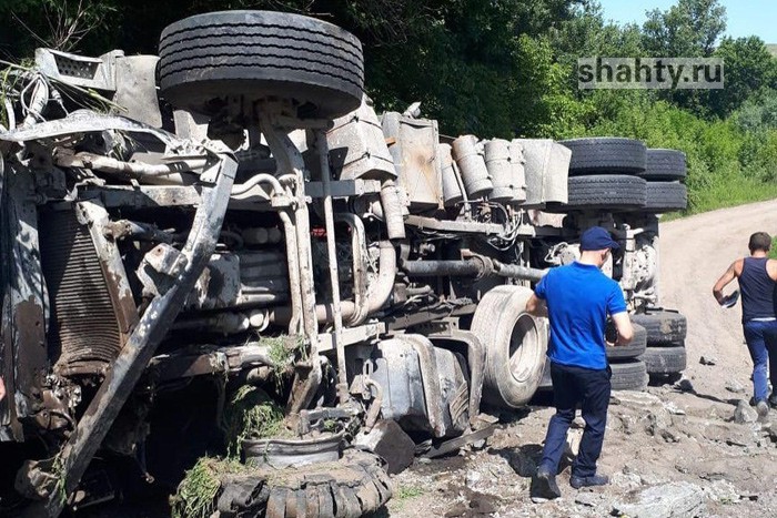 Упал с  высоты и перевернулся грузовик на трассе М-4 «Дон» в Ростовской области