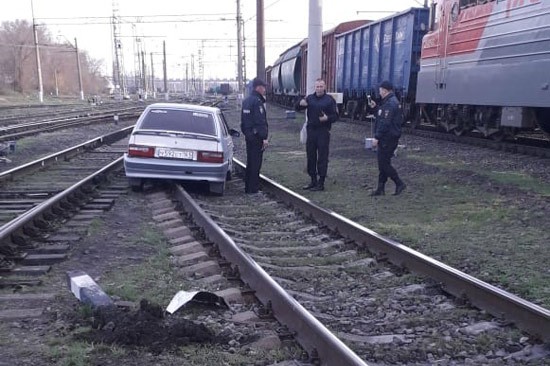 Лихач на ВАЗе застрял на рельсах на ж/д переезде под Шахтами