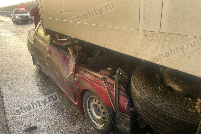 Влетело под фуру авто на трассе М-4 под Шахтами в Ростовской области
