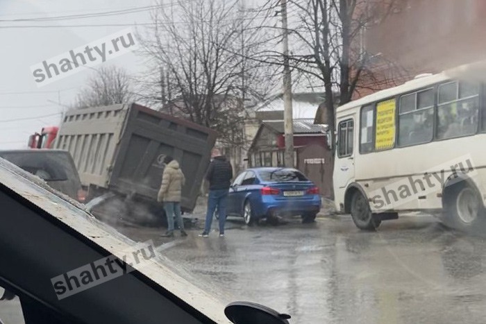 Тонар провалился в центре г. Шахты