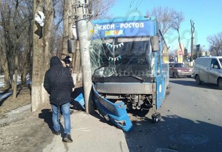 Пассажирский автобус врезался в столб около аэропорта [Фото]