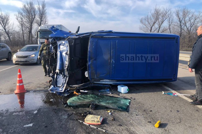 Перевернулся микроавтобус Mercedes в Ростовской области: пострадал водитель и двое пассажиров