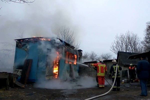 В г. Шахты сгорело бесхозное строение на улице Чкалова