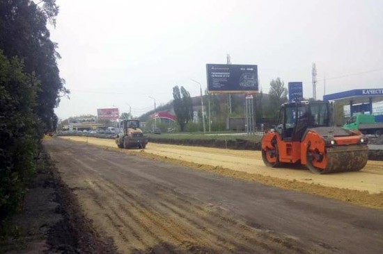 В г. Шахты начали уплотнять песок на дороге на улице Маяковского