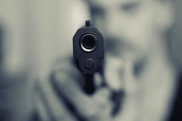 Полицейский, попавший из пистолета в девушку, объявлен хулиганом