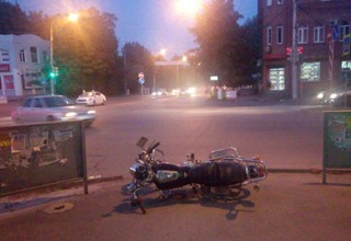 В г. Шахты мотоциклист столкнулся с «шестеркой», проехав на «красный» [Фото]