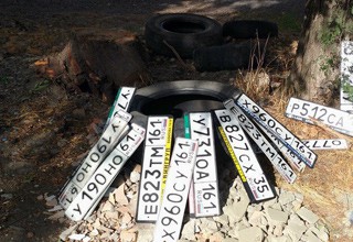 Нашли 20 автомобильных номеров в мусорном баке в Ростове [Фото]