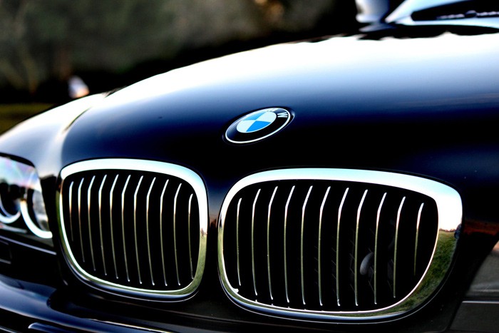 В Шахтах сгорел в гараже автомобиль BMW — был спасен человек