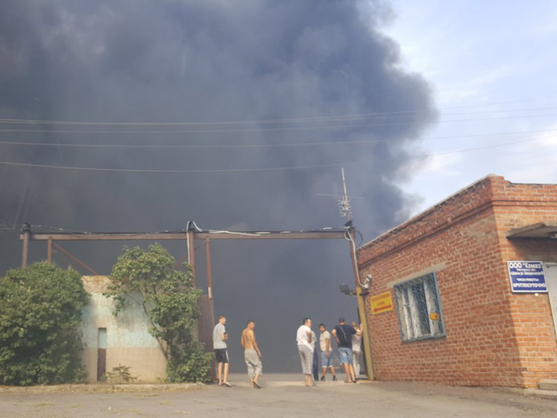 что горит г шахты. пожар в шахте. центральный рынок армавир сгорел. сгоревшие магазины в городе. пожар г.