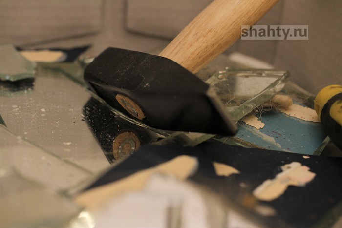 Мать душила 2-летнюю дочь и поднесла осколок зеркала к шее малышки на глазах супруга