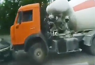 Бетономешалка развернулась на трассе М-4 — вышло ДТП с пострадавшим [Видео]