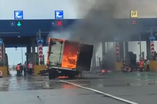 Грузовик врезался в отбойник на пункте оплаты на трассе М-4 и загорелся [Видео]