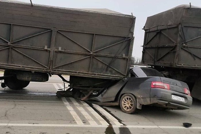 Легковушку раздавил зерновоз в Ростовской области: погибли два человека