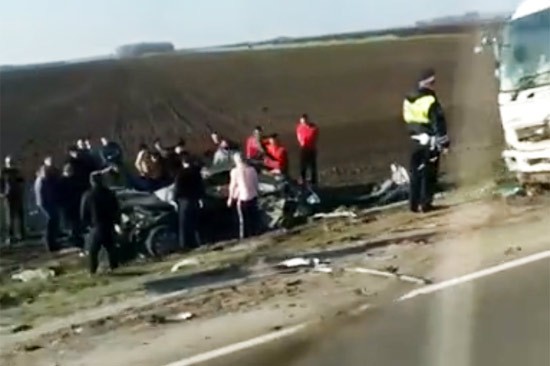 В страшном ДТП на трассе погибли девушка и двое парней в Ростовской области