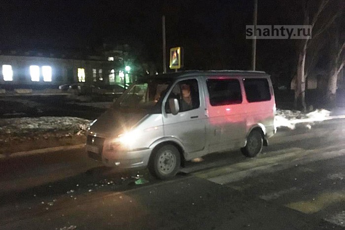 В Шахтах микроавтобус сбил 32-летнюю девушку на зебре