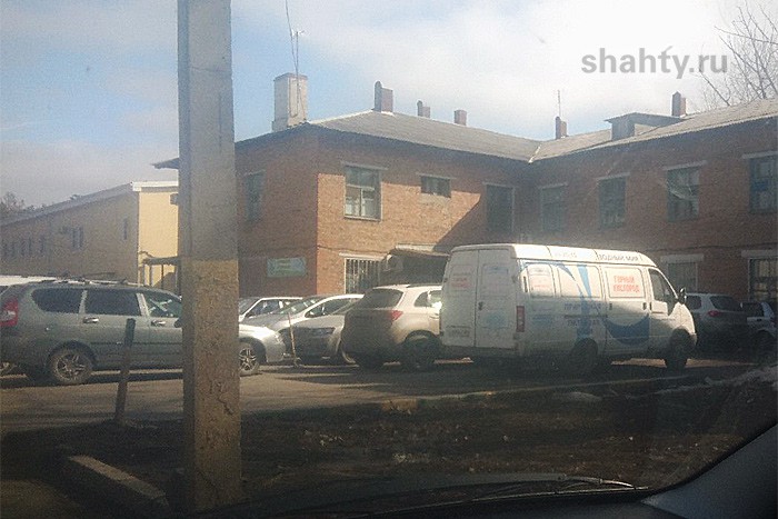 Машинами в Шахтах заставлен больничный двор — на шлагбауме всех пропускают