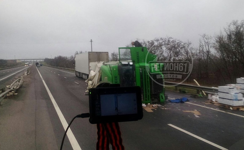 На 107 грузовик груженый бытовой химией попал в дтп