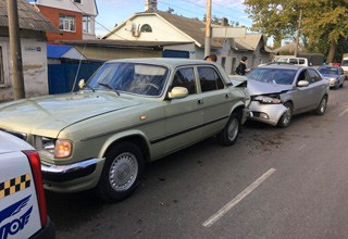 В г. Шахты столкнулись 4 автомобиля, пострадала женщина