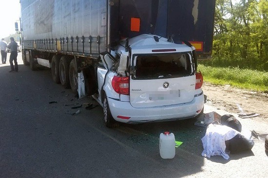 Два человека погибли на трассе М-4 под Шахтами — «Шкода» врезалась в фуру