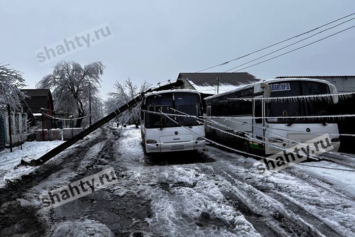 В Шахтах на автобус упал столб с проводами
