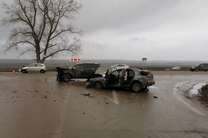 Столкнулись четыре машины на трассе Ростов — Таганрог: погиб один водитель