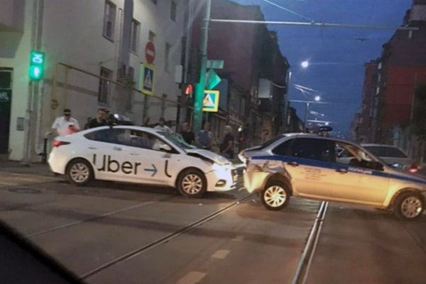 Таксист протаранил патрульный автомобиль ДПС в центре Ростова