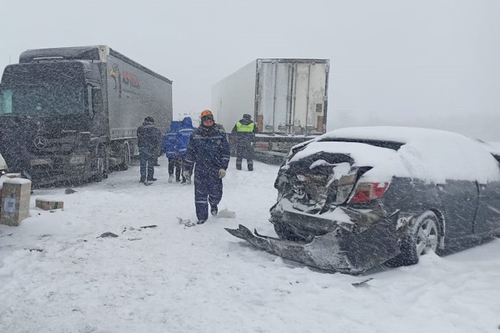 Массовое ДТП в Ростовской области — столкнулись 6 машин: двое людей погибли
