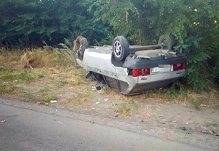Перевернулся на ВАЗе 21-летний парень в г. Шахты, вылетев в кювет