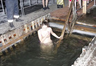 В проруби г. Шахты искупались 4500 смельчаков при температуре воды +3 °С на Крещение