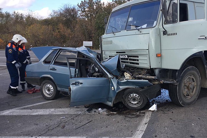 ВАЗ-21099 «впечатался» в КАМАЗ на трассе Шахты — Цимлянск: водитель погиб
