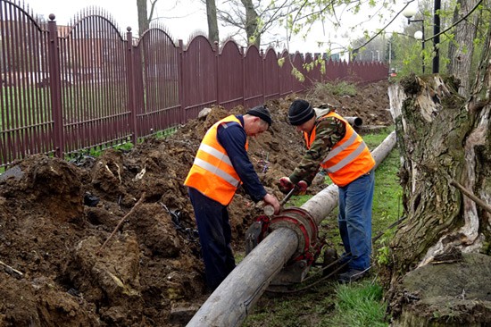 Перекопали городской парк в г. Шахты — заменили 360 метров водовода
