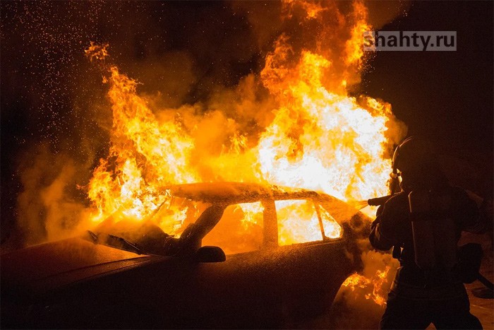 В центре города Шахты на Пушкина вечером сгорела Toyota